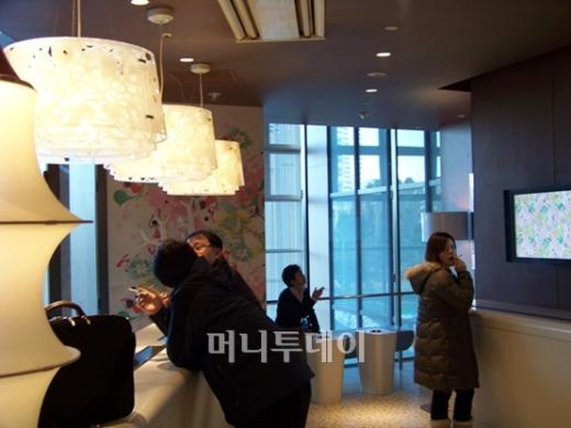 ↑미드타워 내 흡연실. 마치 갤러리를 연상시키는 공간이다.