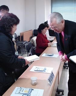 ↑'고개 숙인 주교.'
김성수 사회연대은행 이사장이
출판사 대신 무지개가게 저자들 
한명한명에게 원고료를 전달하며
깊이 머리 숙여 인사하고 있다.
ⓒ이경숙 기자