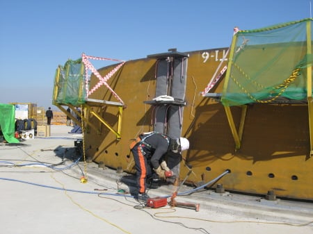 1단의 무게가 100톤에 달하지만 설치 작업은 정밀하게 진행된다. 회색띠는 발열장치로 용접 접합력이 가장 우수한 온도를 맞춰준다.