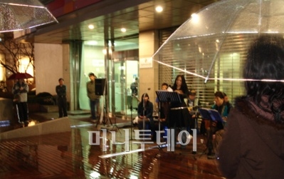 ↑공연장소로 활용되는 한국관광공사 앞마당