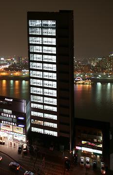 ↑예빌딩 13층에 위치한 로비 모습. 예빌딩 내 강남예치과나 예메디컬을 찾은 환자들은 레스토랑과 같은 로비에서 차를 마시며 직원의 안내를 기다리면 된다.