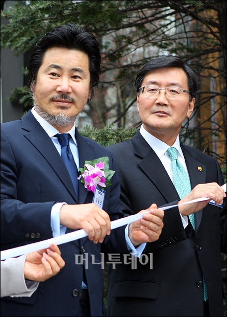 ↑이날 소액서민금융재단 홍보대사로 위촉된 탤런트 유동근.