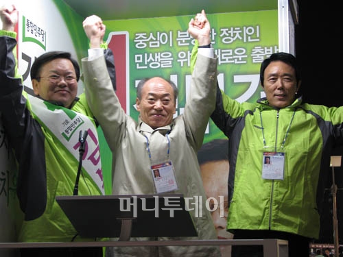 <div align=center>▲ 김부겸 후보, 박재승 위원장, 김윤주 전 군포시장(왼쪽부터)