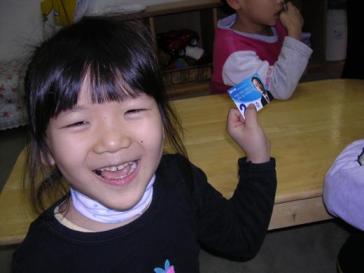 ▲정몽준 후보의 명함을 받아든 한 아이가 활짝 웃고 있다.