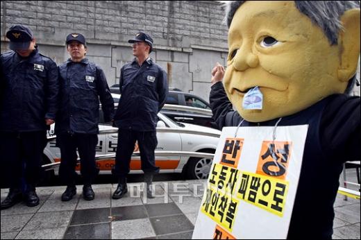 ↑삼성특검 반대를 외치는 삼성특검반대범국민연대원들.