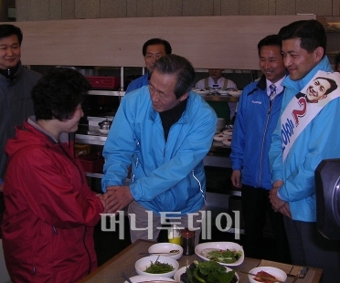 ▲홍정욱 후보와 함께 식당에서 주민들을 만나는 정몽준 후보