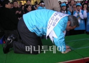 ▲정몽준 후보 유세차량 앞으로 주민들이 모여있다.