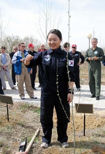 ▲기념식수 행사를 하고 있는 이소연씨. <사진=SBS 제공>