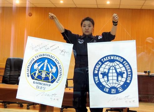 ▲바이코누르 태권도협회로부터 기념패를 받은 이소연씨. <사진=SBS 제공>