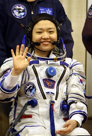 ↑ 서울 시민들이 시청앞광장에서 우주선 발사를 지켜보며 환호했다.