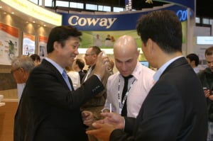 ↑홍준기 사장이 관람객에게 직접 제품을 시연하고 있다.