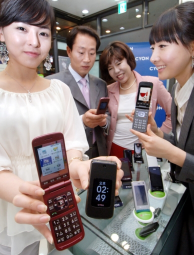 ▲LG전자는 21일 중장년 세대를 타깃으로 개발한 와인폰  신제품을 선보인다.