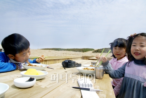 ↑ 마라도 분교에 들어선 마을 도서관에서 아이들이 책을 읽고 있는 모습. ⓒ성연광 기자 saint@