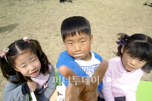 ↑마라도 분교에서 책을 읽고 있는 아이들. 왼쪽부터 수현이(1년), 현진이(3년), 해빈이(1년). 영진이(6살). 영진이는 이 마을에서 가장 어린 꼬마다. ⓒ성연광 기자 saint@