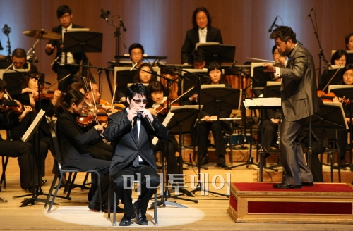 ↑국내 유일의 재즈 하모니카 뮤지션 전제덕. 시각장애를 이겨낸 뮤지션으로도 유명한 그의 연주를 라이브로 듣는 순간 심금을 울리는 연주란 바로 이것이란 생각이 절로 든다. ⓒ 최용민 기자