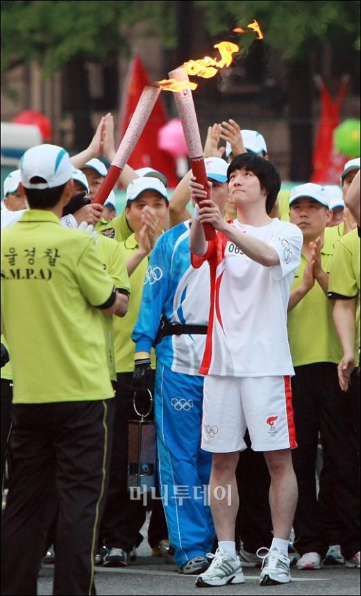 ↑가수 장나라가 2008베이징 올림픽 성화 봉송 주자로 나서 달리고 있다. ⓒ<임성균 기자 tjdrbs23@>