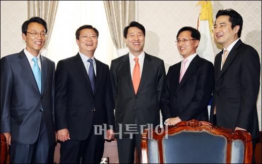 ↑정태근 위원장의 모두발언 경청하는 오 시장.