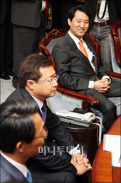 ↑함께 자리에 앉는 정태근 위원장(왼쪽)과 오 시장.