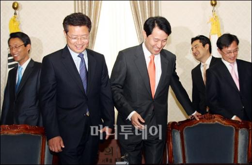 ↑한나라당 뉴타운 긴급대책소위원회 의원들과 인사나누며 밝게 웃는 오 시장.