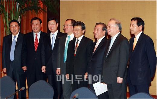 ↑FTA 민간대책위원회 전체회의에 참석한 유지창 전국은행연합회 회장과 이희범 한국무역협 회장, 이윤호 지식경제부 장관, 강만수 기획재정부 장관, 김원웅 통일외교통상위원회 위원장, 조석래 전국경제인연합회 회장, 손경식 대한상공회의소 회장, 장지종 중소기업중앙회 부회장(좌측부터)이 기념촬영을 하고 있다. ⓒ<임성균 기자 tjdrbs23@>