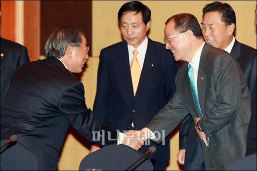 ↑FTA 민간대책위원회 전체회의에 참석한 강만수 기획재정부 장관(우측)과 조석래 전국경제인연합회 회장이 인사를 하고 있다. ⓒ<임성균 기자 tjdrbs23@>