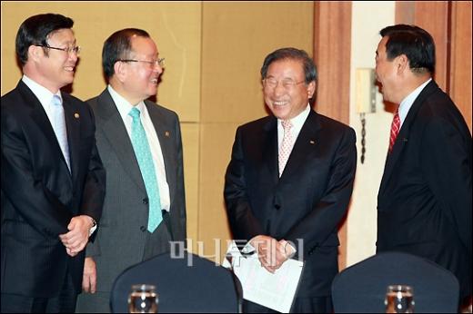 ↑FTA 민간대책위원회 전체회의에 참석한 이윤호 지식경제부 장관과 강만수 기획재정부 장관, 조석래 전국경제인연합회 회장, 이희범 한국무역협회 회장(좌측부터)이 담소를 나누고 있다. ⓒ<임성균 기자 tjdrbs23@>