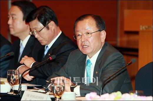 ↑FTA 민간대책위원회 전체회의에 참석한 강만수 기획재정부 장관이 인사말을 하고 있다. ⓒ<임성균 기자 tjdrbs23@>