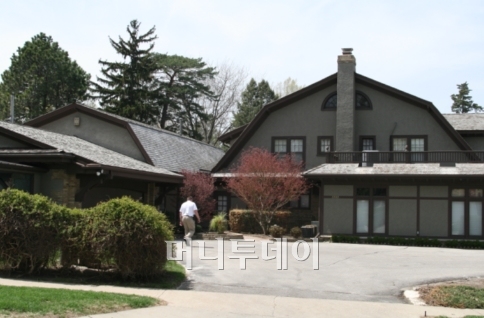 ↑오마하 시내에 있는 버핏의 자택. 지난해 도둑이 침입을 시도한 이후 경비가 다소 강화됐지만 여전히 문도 담도 없다. 가운데 보이는 사람은 경비원[오마하=김준형 특파원]