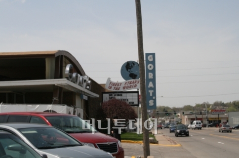 ↑버핏이 즐겨찾는 스테이크집 '고랫츠'. 버핏이 즐겨먹는 메뉴는 6달러가 조금 넘는 샌드위치이다. 평일 점심이지만 손님들의 차로 주차장이 꽉 차 있다[오마하=김준형 특파원]