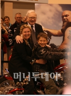 ↑주총에 참석한 주주가족들과 
기념촬영하고 있는 워런 버핏
[오마하=김준형 특파원]