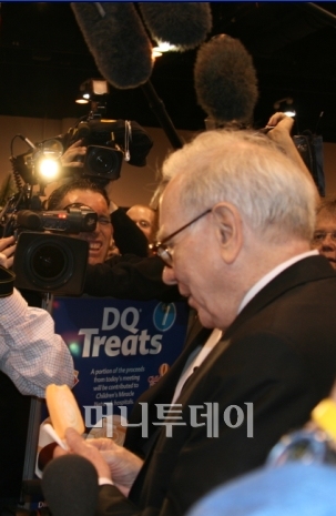 ↑버핏 회장이 취재진 앞에서 
버크셔 계열사 데어리 퀸의 
아이스크림을 먹고 있다.
[오마하=김준형 특파원]