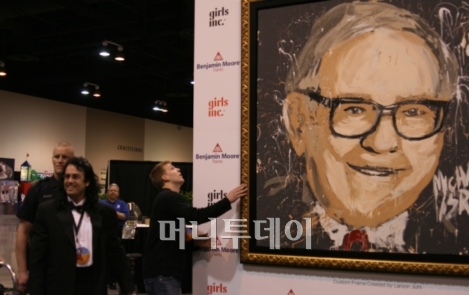 ↑ 버크셔 계열사 벤자민 무어가 아티스트를 초청, 즉석에서 제작한 버핏의 초상화.[오마하=김준형 특파원]