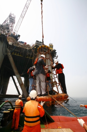 ↑두성호에 승선하기 위해서는 바스켓을 타야 한다.