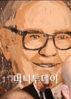 <table width=247>↑ 자신의 대형 초상화 앞에서 주주들에게 사인해주고 있는 워런 버핏 ⓒ오마하=김준형 특파원</table>