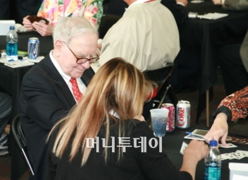 ↑ 주주총회를 찾은 주주들과 브릿지 게임을 즐기고 있는 워런 버핏[오마하=김준형 특파원]