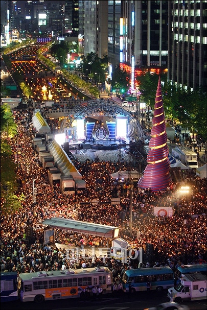↑지난 9일 서울 청계광장에서 열린 촛불문화제