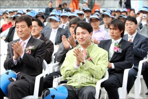 ↑이날 행사에서는 홍명보 국가대표 코치,오세훈 서울시장, 축구선수 유상철(왼쪽부터)이 동대문 운동장에서의 마지막 킥을 의미하는 '굿바이 슛' 퍼포먼스를 하고 있다.