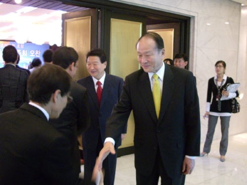 ↑18대 초선의원 당선자들과 악수하는 이상득 국회부의장