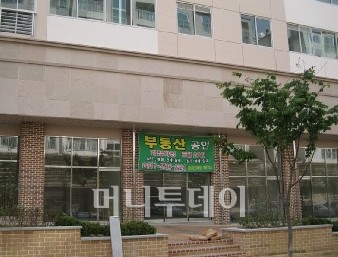 ▲각동 1층에 들어서 단지내 상가. 입점을 준비하는 점포는 
거의 없다.