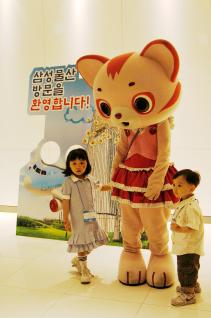 ↑삼성물산 서울 서초동 사옥을 찾은 임직원 가족들