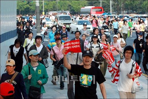 ↑<b>'가자! 청와대로!'</b> 시민들이 도로를 점거한 채 청와대를 향해 달리고 있다.
