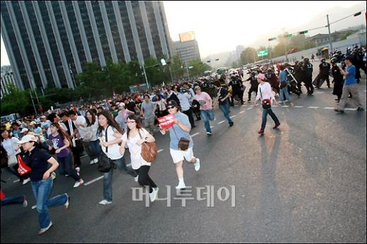 ↑<b>'막는 자와 뛰는 자'</b> 청와대로 향하던 시민들의 경찰의 봉쇄를 뚫고 달리고 있다.