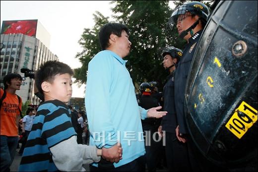 ↑<b>'길을 비키시오!'</b> 청와대로 향하던 시민들이 경찰의 봉쇄에 막혀있다.