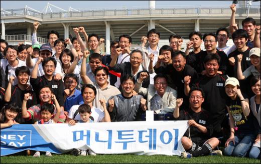 ↑지난 24일 경기 고양종합운동장에서 열린 기자협회축구대회 서울대회에서 준우승을 차지한 머니투데이 선수단과 응원단. ⓒ이명근 기자 qwe123@