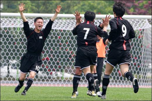 골을 넣고 환호하는 머니투데이 선수들