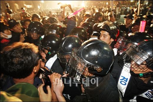 ↑시민들과 새벽거리에 나선 진보신당 노회찬 의원.