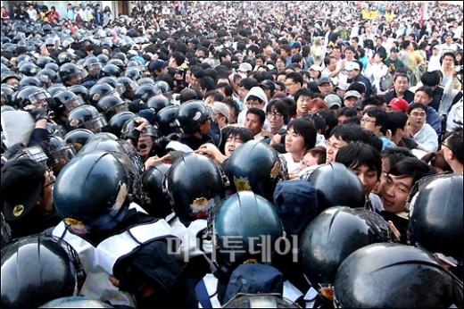 ↑한 발의 양보도 없는 경찰과 시위대