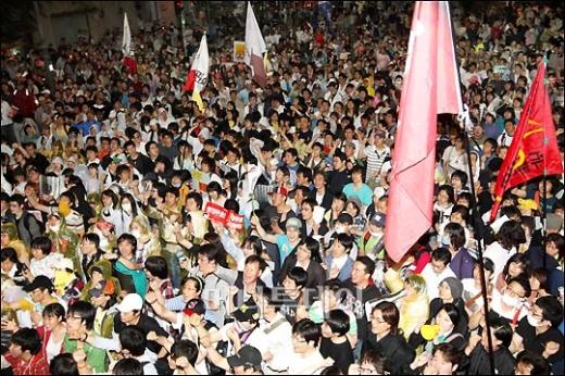 ↑시위대가 이명박 퇴진을 요구하는 구호를 외치고 있다.