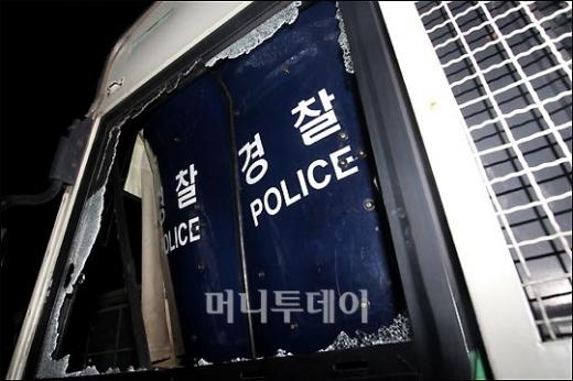 ↑시위대의 무력에 깨져버린 전경버스의 유리창