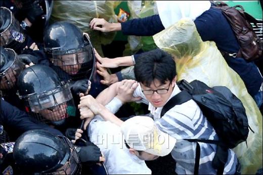 ↑시위대와 경찰이 몸싸움을 벌이고 있다.